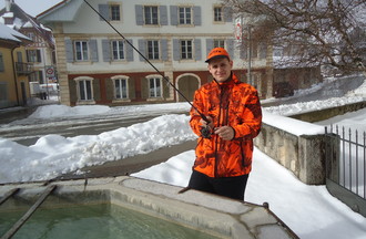 Christian qui a relevé le défi en nous apportant une canne à pêche    
