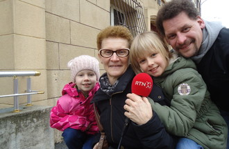 Christophe, ses filles Mazia et Elizya, ainsi que sa maman Paulette ont participé au jeu: Cloclo