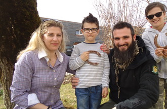 Maya qui a relevé le défi en nous apportant un fer à cheval, elle est entourée de son mari Carlos et leurs enfants Tayssa et Luca