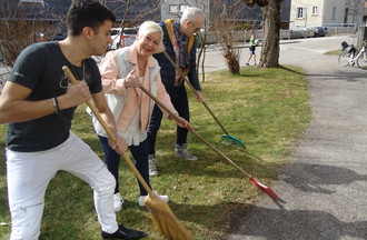 Avec les Crêtois, nous avions la mission de nettoyer le jardin de Denis Wobmann
