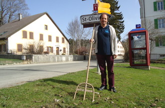 Roland qui a relevé notre défi en nous apportant une fourche en bois