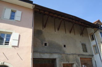 La maison où vont nicher toutes les années, les hirondelles
