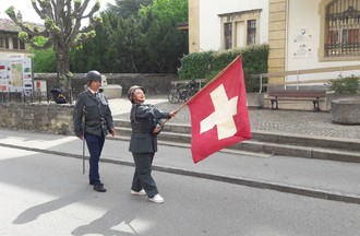 Habillés en tenue militaire nous devions défiler