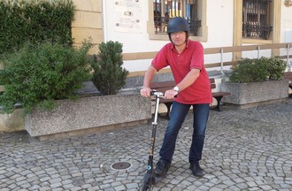 Daniel qui a relevé le défi en nous apportant un casque militaire