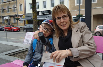 Janique et son fils Gilles, la participante au questions régionales