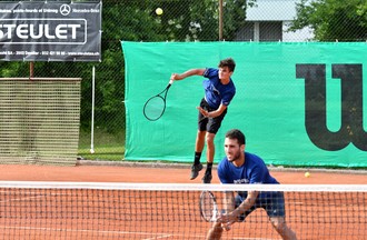 Tom Cecchetto (au service) et Hernan Casanova