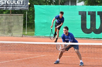 Tom Cecchetto (au service) et Hernan Casanova