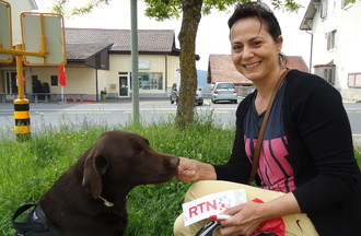 Sandra la gagnante du jeu: questions régionales, avec son chien Bella