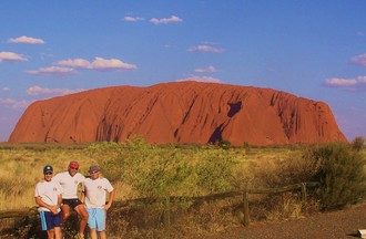 Entouré de son fils Vincent et de Marc devant  le Ayers Rocks ou Uluru