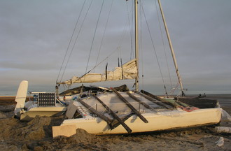 La tempête aura eu raison du petit trimaran
