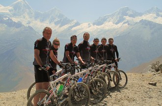 Sommet du col Puerta Cello avec des cyclistes et aventuriers