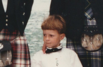 Blaise enfant portant le kilt