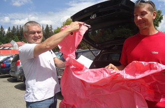 Denis et Brian, découvrant la surprise de Florian dans le coffre de ma voiture