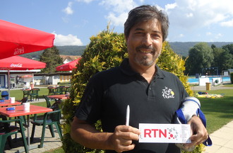 Le roumain Nicolae qui a relevé le défi en nous apportant des boules de pétanque
