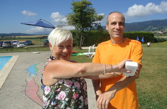  Nous devions mettre de la crème solaire à des personnes