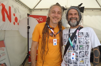 Junior Tshaka et Armando un de ses musiciens 