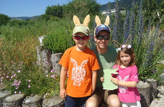 Olivier et ses enfants ont relevé notre défi en apportant un objet lié aux lapins