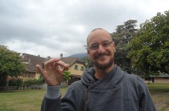 Hubert qui a relevé le défi en nous apportant une grappe de raisins