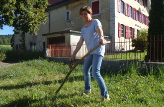 Isabelle qui a relevé le défi en nous apportant une faux