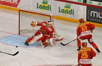 Jonas Hiller assisté de Marco Maurer et Toni Rajala