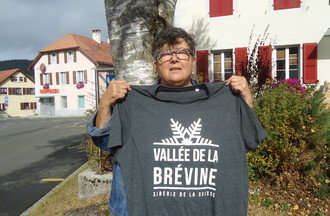 Catherine qui  relevé le défi en nous apportant le nouveau tee-shirt de la vallée