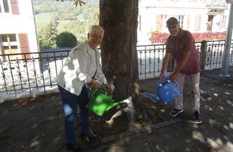 Avec Gilbert nous devions arroser des arbres 