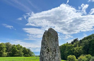 Menhir du Vauroux  situé sur le territoire de Bevaix
