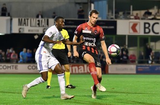 Charles-André Doudin devant Kevin Zohi