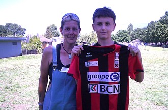  Véronique et son fils Alexis ont relevé notre défi avec ce maillot de Xamax