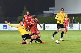 Bastien Vitali tente d'arrêter Sylvain Mora
