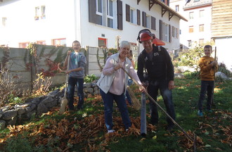 Avec Rolf, nous devions enlever les feuilles mortes dans un jardin