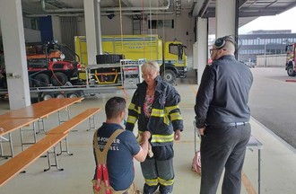 Christopher m’a aidée à enfiler la tenue