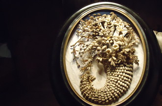 Tableau réalisé avec des cheveux