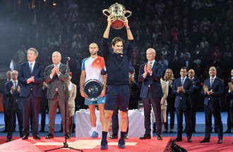 Roger Federer soulève un trophée pour la 99e fois de sa carrière sur le circuit ATP