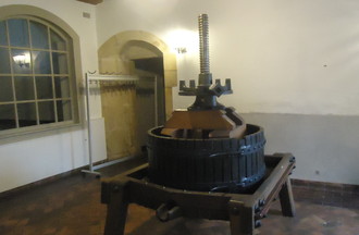 Le pressoir exposé à l'entrée de la salle Vallier