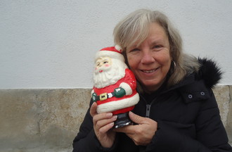 Marie-Christine qui a relevé le défi avec une bougie en forme de Père-Noël