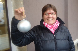 Denise qui a relevé le défi en nous apportant une boule de Noël