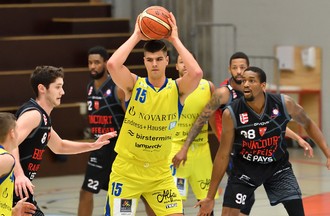 Ryan Smith entre Robert Zinn et Brandon Garrett