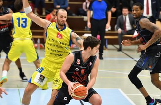 Robert Zinn tente d'échapper à Nemanja Calasan