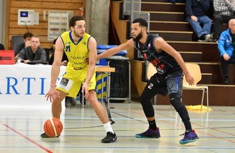 Justin Mitchell protège son ballon devant Marlon Kessler
