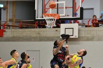 Brandon Garrett prend le dessus sur Nemanja Calasan