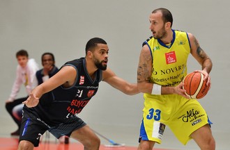 Kaanu Olaniyi défend devant Nemanja Calasan