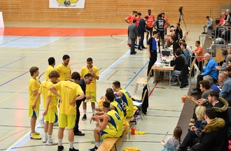 Le nouvel entraîneur de Starwings Pascal Donati donne ses consignes