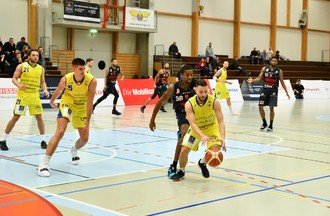 Branislav Kostic devant Brandon Garrett