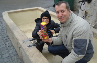 Cédric et son fils Aurélien ont relevé notre défi en apportant  une bombe de Nouvel An   