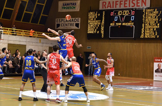 Brandon Garrett arrache le premier ballon sur l'engagement