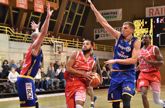 Marlon Kessler se faufile entre Brian Savoy et Jared Berggren