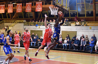 Lenny Daniel au lay-up devant Robert Zinn