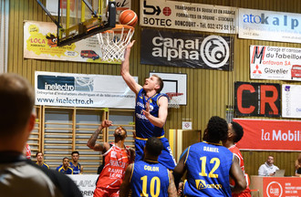 Jared Berggren s'élève pour inscrire 2 points pour Neuchâtel