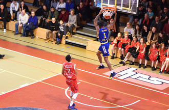 Isaiah Williams dunk devant Marlon Kessler